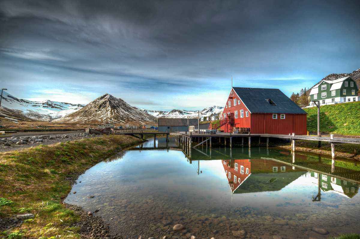 Fishing village in Iceland&acute;s fjords