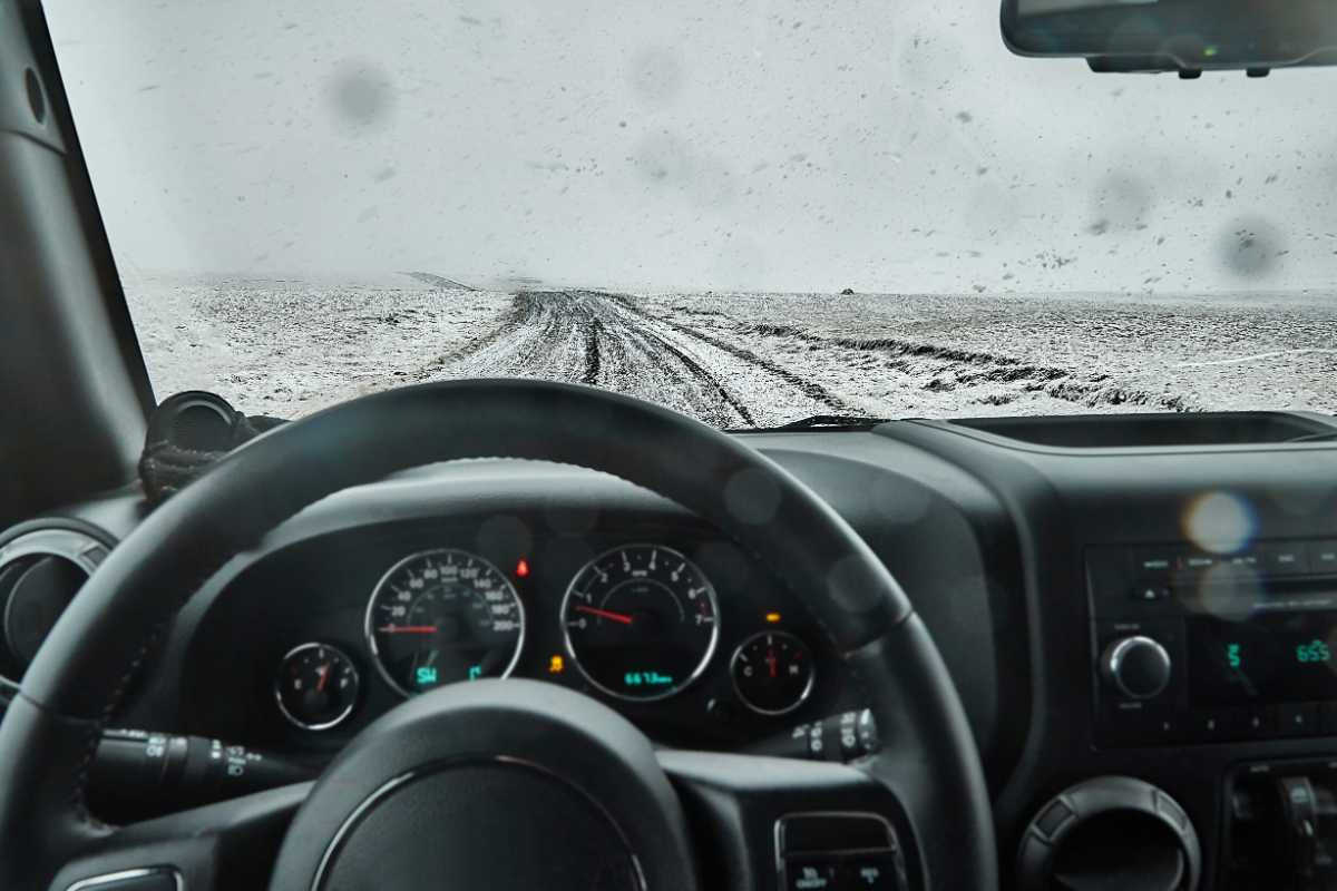 Vision of a snowed road in Iceland from the driver&acute;s side